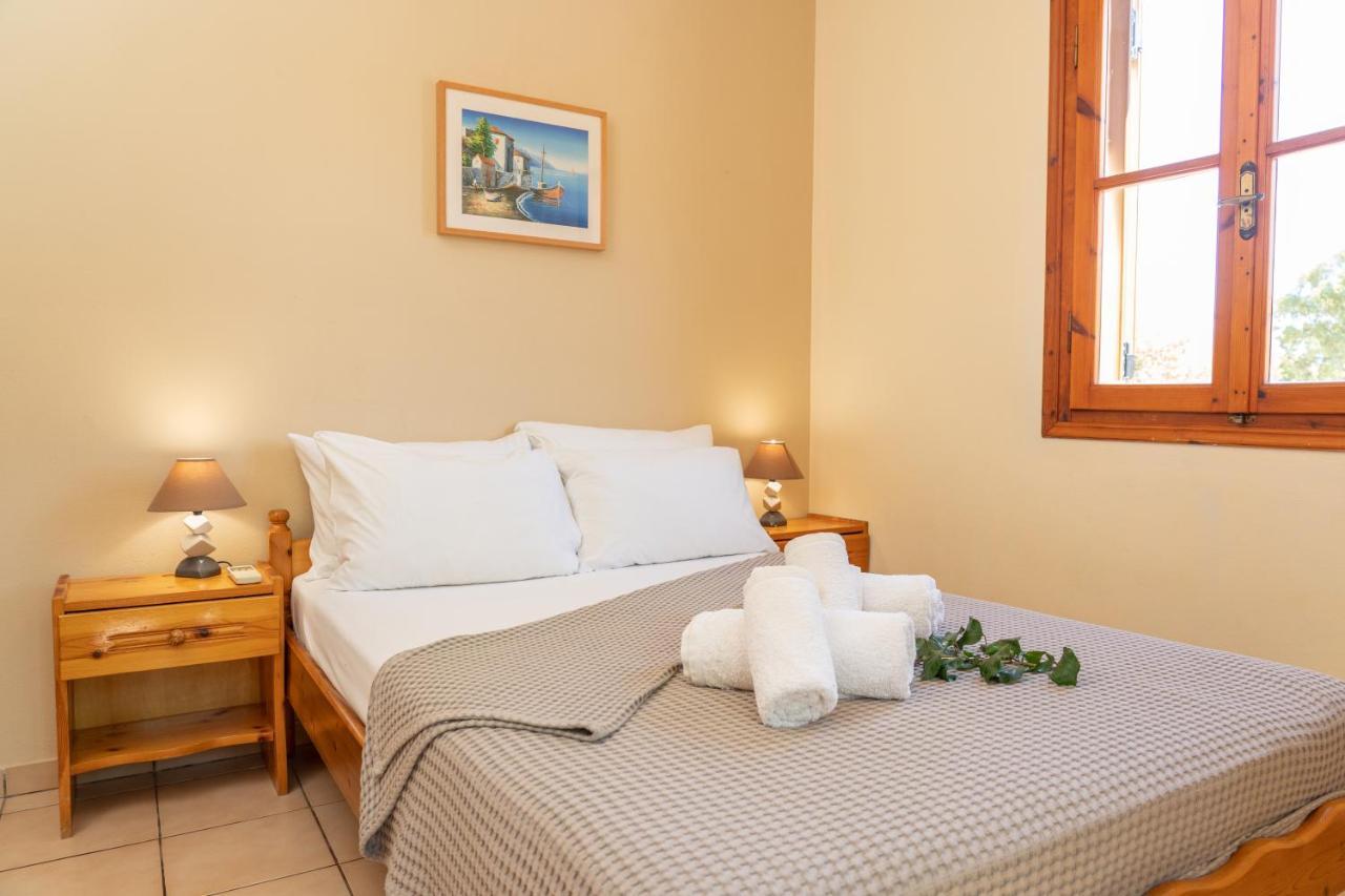 Alexatos Studios & Apartments Agia Efimia Bagian luar foto
